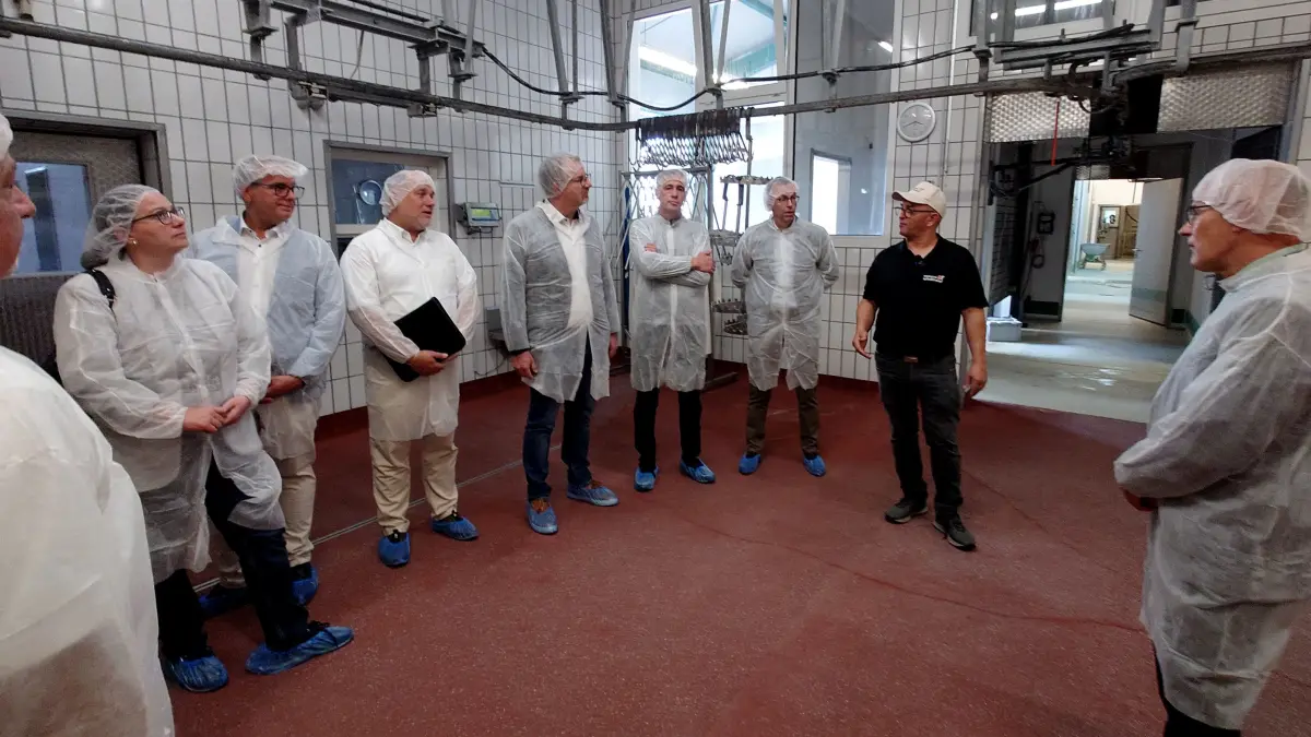 Uwe Wiedmaier informierte bei Führungen zu Schlachthaus und Produktion. Hier in der Runde mit den Ehrengästen.