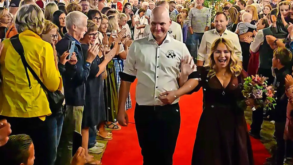 Markus Lutterer vom SV Kippenheim führte die 23-jährige Mara Richter zur Einzugsfanfare „Tage wie dieser“ über den roten Teppich zu ihrer Krönung zur Weinkönigin.