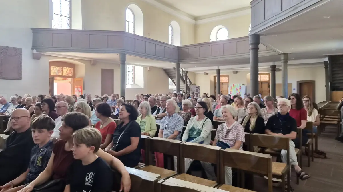 Die Eröffnung der Ausstellung fand in der gut besetzten Altweiler Kirche statt, danach ging es gleich weiter zum Apéro im Hof - und dann auch in die neue Ausstellung.