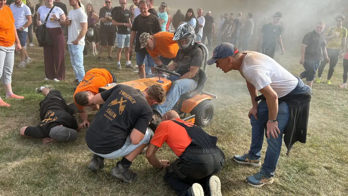 Kurz vor Ende des dritten Turns verabschiedete sich dieser Rasentraktor mit einer dichten Rauchwolke.