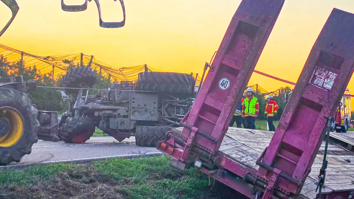 Für die Bergungsarbeiten nach dem Traktor-Unfall musste die Straße am Freitagabend rund zwei Stunden gesperrt werden.