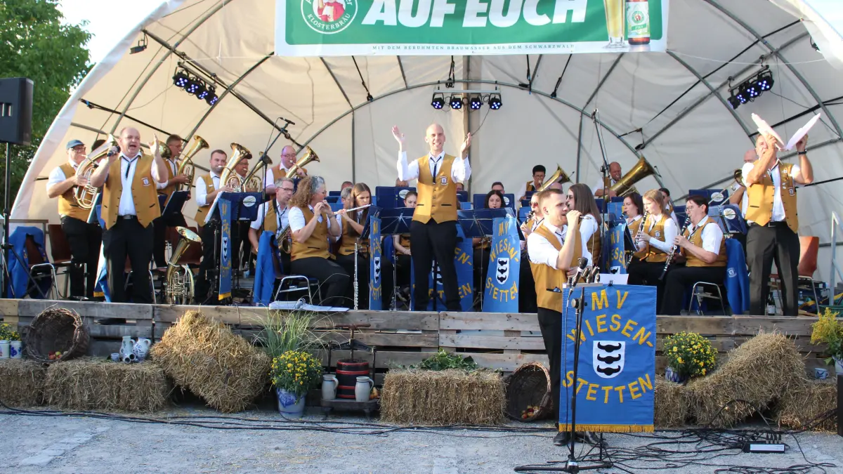 Der MV Wiesenstetten animierte zum Mitsingen und Klatschen.