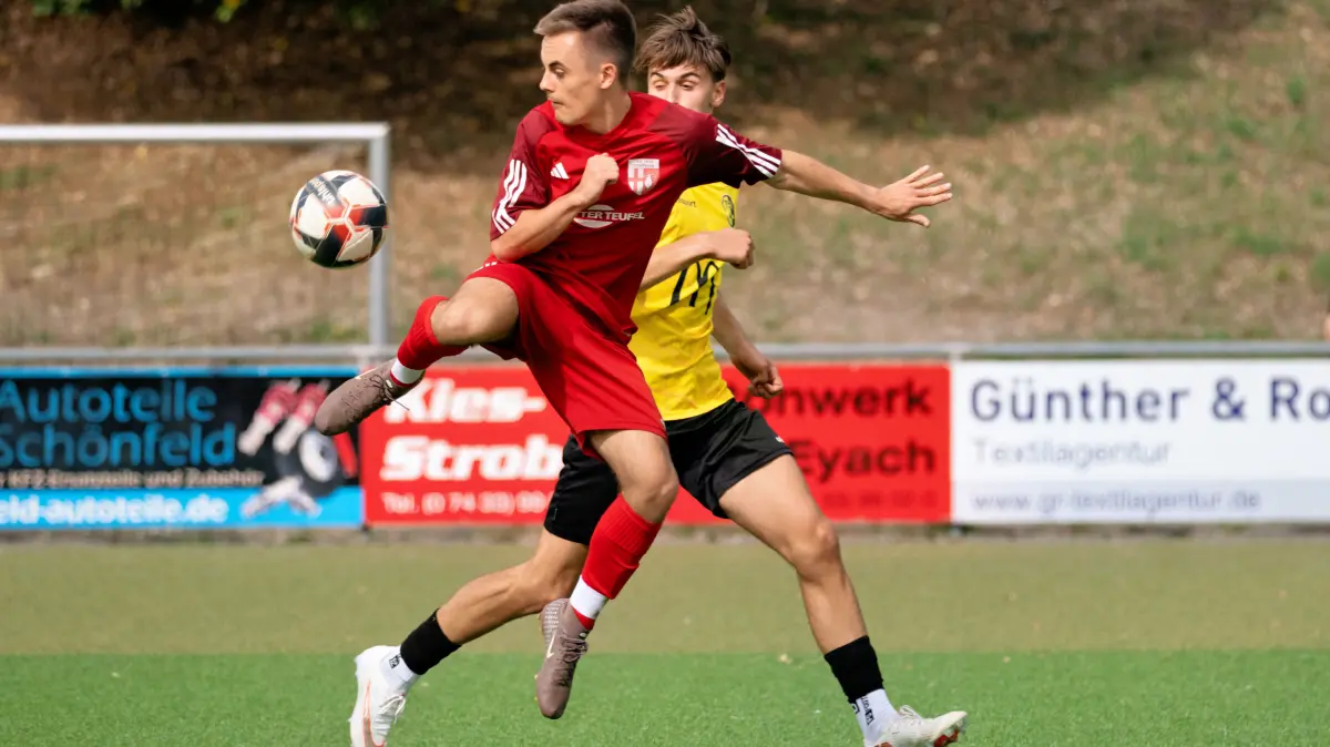 Fußball Bezirksliga: TSV Frommern - TSV Straßberg: Simon Henes (TSV Straßberg I), dahinter Christian Maier (TSV Frommern)
Fußball, Bezirksliga, Saison 2026/2027, TSV Frommern gegen TSV Straßberg am 13. September 2026 in Balingen-Frommern.
Foto Eibner-Pressefoto/Eky Eibner