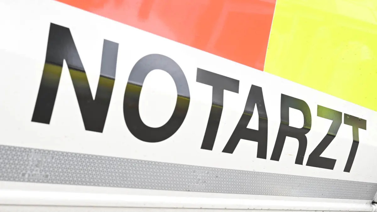 Unfall: ARCHIV - 03.07.2025, Baden-Württemberg, Reutlingen: Das Wort Notarzt ist auf einem Einsatzwagen des Deutschen Roten Kreuzes (DRK) angebracht. (zu dpa: «Mann fährt an Ampel zwei Autos auf - zwei Schwerverletzte») Foto: Bernd Weißbrod/dpa +++ dpa-Bildfunk +++