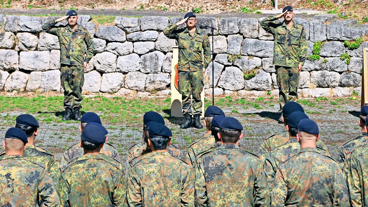 Oberstleutnant Chris Weißbrodt (Mitte) übergibt die Batterie 4./295 von Major Carlo Heimerdinger (links) an Hauptmann Nils Voßhage
