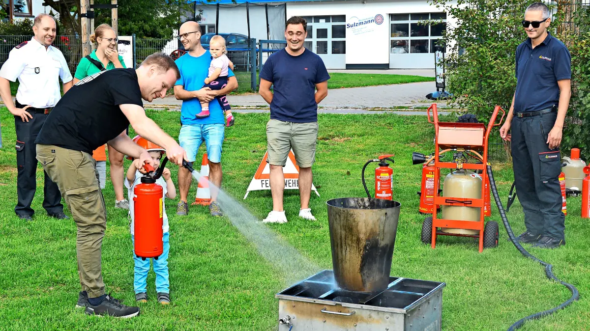 Wie man mit einem Feuerlöscher umgeht, das lernen in Rietheim schon die Kleinsten.