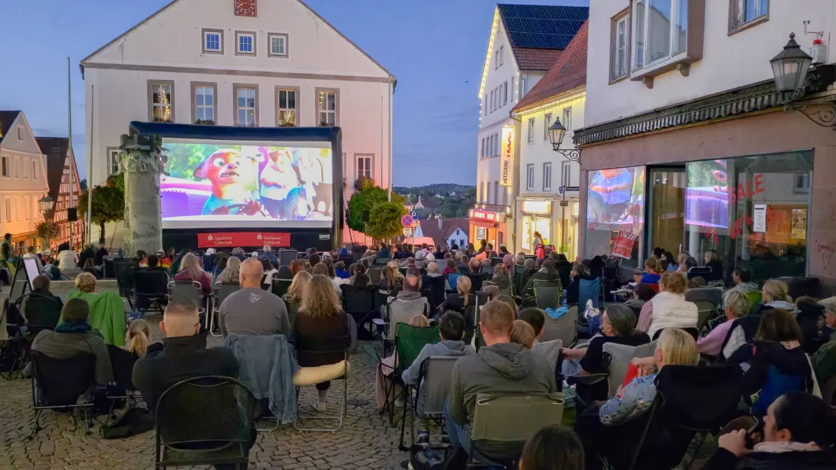Der Hechinger Marktplatz als Open-Air-Kino ist nicht neu. Zum Abschluss des Sommerprogramms ohne Autos auf dem Platz waren noch einmal viele Menschen in der Altstadt. Wird es die Fußgängerzone auch weiterhin geben?