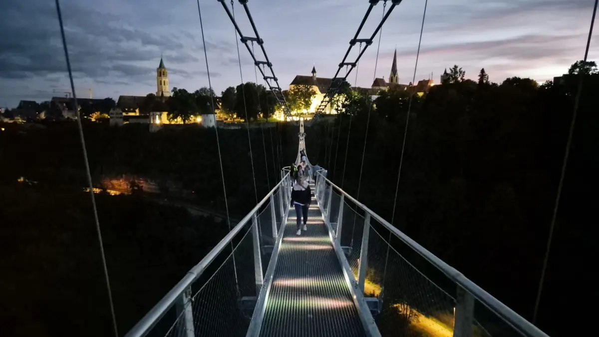 Hängebrücke Neckarline in Rottweil bei Nacht