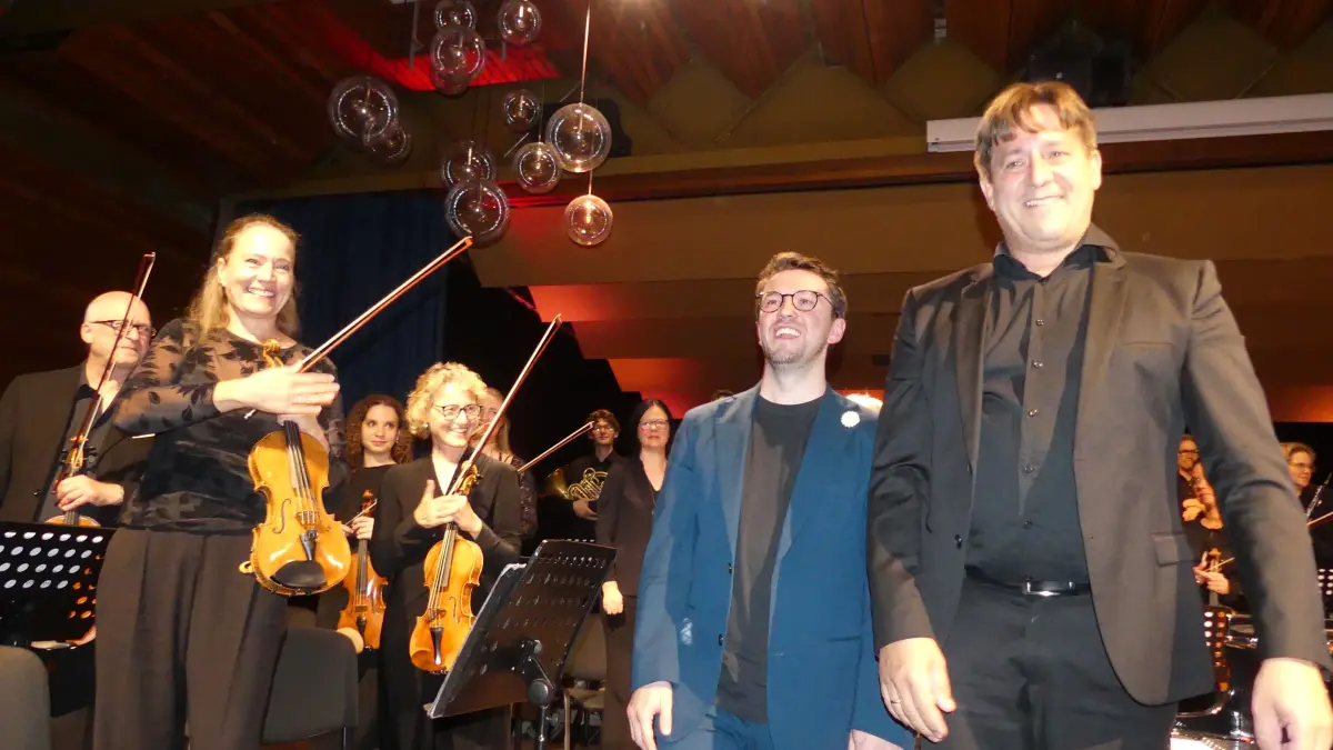 Freudig nehmen die Akteure nach der Darbietung von Rachmaninows 3. Klavierkonzert den Applaus entgegen (vorn von rechts): Dirigent Karsten Dönneweg, Pianist Frank Dupree und Konzertmeisterin Gesa Jenne-Dönneweg.