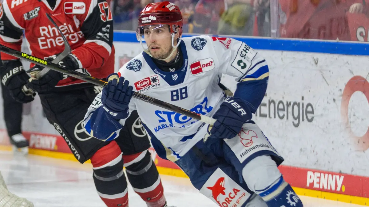 Kyle Platzer Schwenninger Wild Wings, 88 im Angriff am tor der Koelner Haie Koelner Haie vs. Schwenninger Wild Wings, Eishockey, Penny DEL, Playoffs, Viertelfinale, Spiel 4, 2025/2026, 31.03.2026 Koelner Haie KEC vs. Schwenninger Wild Wings, Eishockey, Penny DEL, Playoffs, Viertelfinale, Spiel 4, 2025/2026, 31.03.2026 Koeln *** Kyle Platzer Schwenninger Wild Wings, 88 in attack at the Koelner Haie goal Koelner Haie vs Schwenninger Wild Wings, Ice Hockey, Penny DEL, Playoffs, Quarterfinals, Game 4, 2025 2026, 31 03 2026 Koelner Haie KEC vs Schwenninger Wild Wings, Ice Hockey, Penny DEL, Playoffs, Quarterfinals, Game 4, 2025 2026, 31 03 2026 Koeln Copyright: xEibner-Pressefoto/GerhardxWingenx EP_GWR