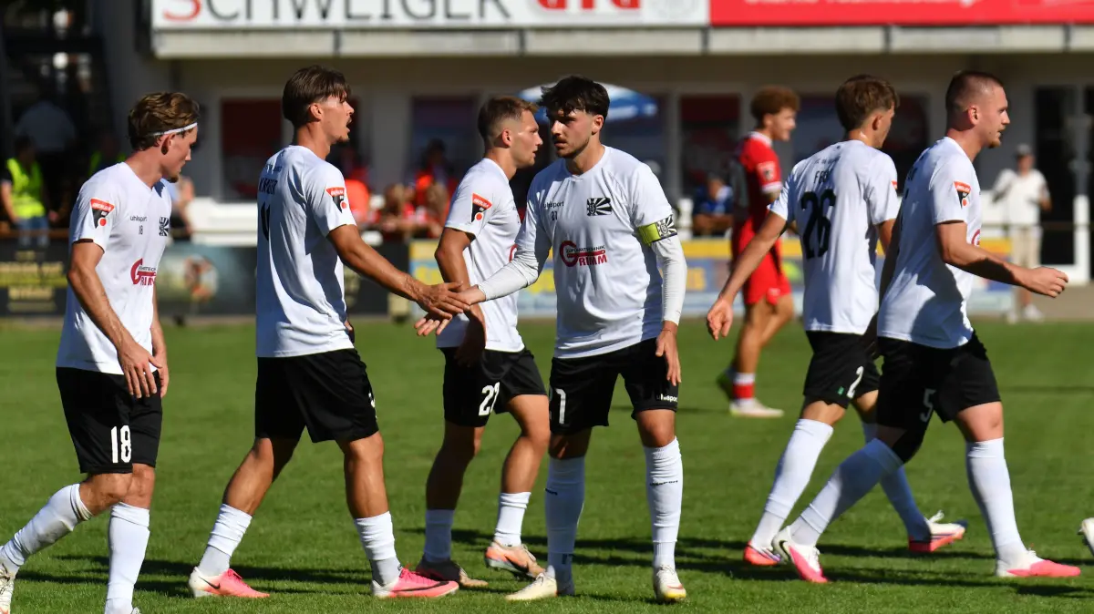 Fußball Oberliga Baden-Württemberg Bahlinger SC - FC 08 Vilingen Kaiserstuhlstadion Bahlingen 12.09.2026
Der FC Villingen feiert das 1:1
Foto: Eibner-Pressefoto/Wolfgang Kuenstle
Foto: Eibner-Pressefoto/Wolfgang Kuenstle