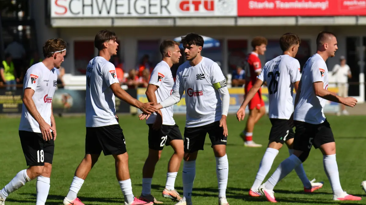 Fußball Oberliga Baden-Württemberg Bahlinger SC - FC 08 Vilingen Kaiserstuhlstadion Bahlingen 12.09.2026
Der FC Villingen feiert das 1:1
Foto: Eibner-Pressefoto/Wolfgang Kuenstle
Foto: Eibner-Pressefoto/Wolfgang Kuenstle