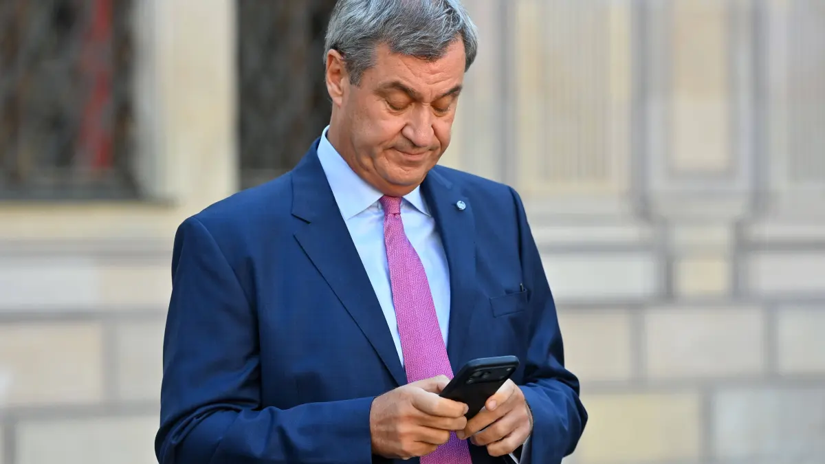 "Friedrich. Wir stehen hinter Dir. Dein Markus!" - Markus Söder, Ministerpräsident von Bayern und CSU- Vorsitzender, will dem Kanzler mit seinen Recken nicht in den Rücken fallen.