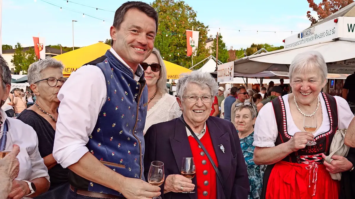 Margarete Jülch (Mitte) war 1950 für den MGV Weinprinzessin und ist der Einladung der Gemeinde gefolgt. Bürgermeister Matthias Gutbrod begrüßte sie herzlich beim 72. Weinfest.