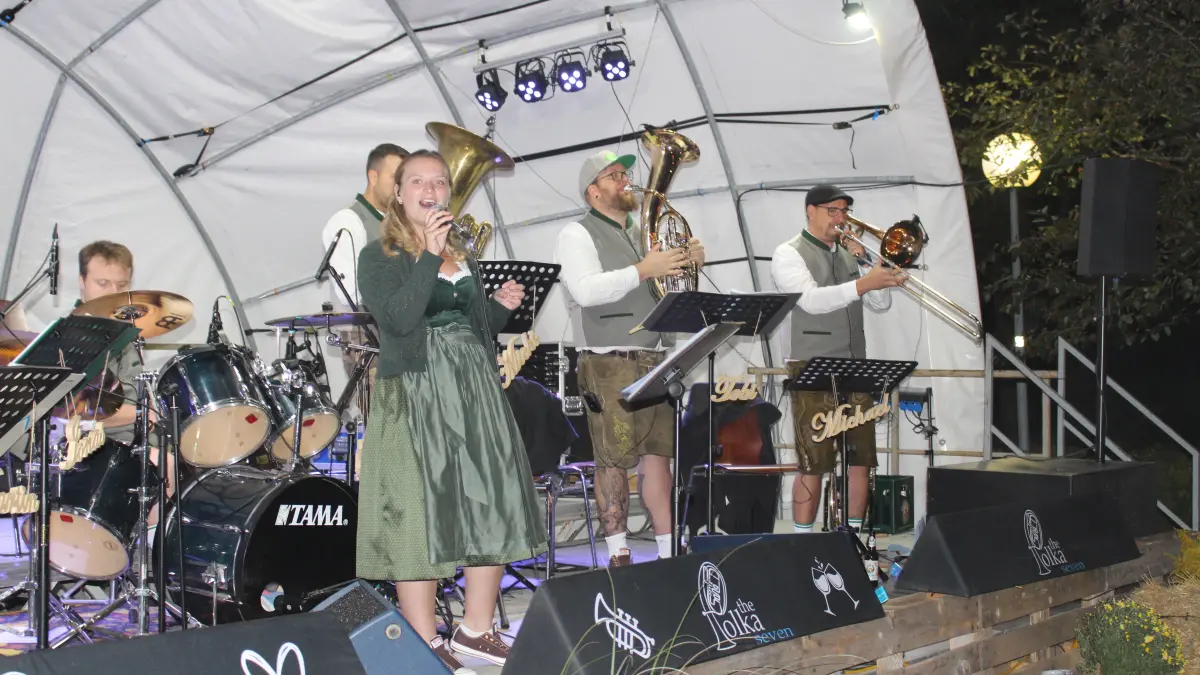 "The Polka Seven" mit Sängerin Antonie eroberte am Freitag die Bühne