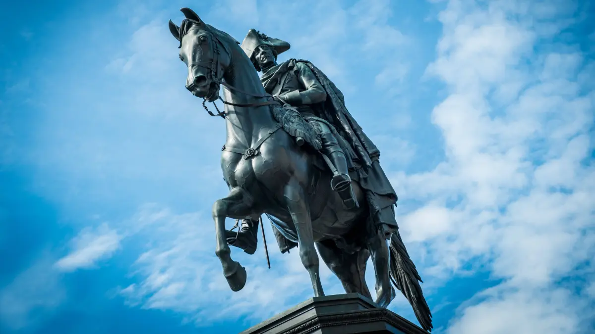 Das Reiterstandbild Friedrichs des Großen vor dem Humboldt Forum auf dem Schlossplatz in Berlin-Mitte. Das Denkmal erinnert an den preußischen König Friedrich II., der von 1740 bis 1786 regierte.