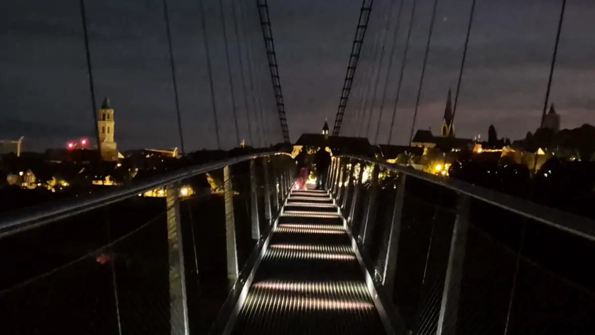 Hängebrücke Neckarline in Rottweil bei Nacht