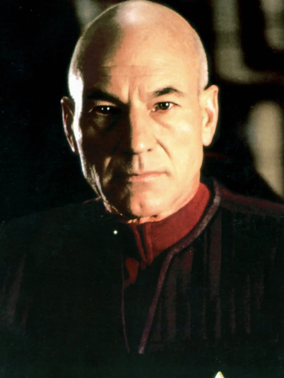 Jean-Luc Picard wurde 1987 in der Pilotfolge „ Mission Farpoint “ von Star Trek: The Next Generation erstmals im Fernsehen vorgestellt . In der Serie ist er Captain eines bemannten Raumschiffs der fiktiven Sternenflotte , die verschiedene Exoplaneten und außerirdische Zivilisationen innerhalb und außerhalb der Vereinigten Föderation der Planeten erforscht . Die Handlung spielt im späten 24. Jahrhundert, und Picard muss die Herausforderungen zwischen Mensch und Technologie meistern.
