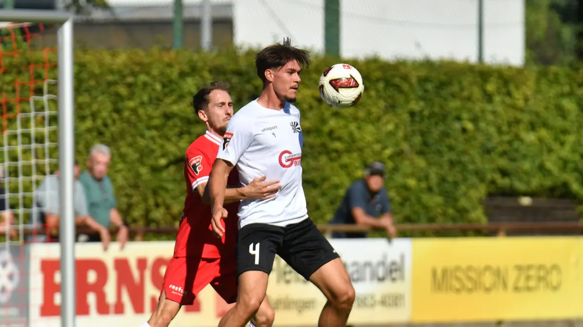 Fußball Oberliga Baden-Württemberg Bahlinger SC - FC 08 Vilingen Kaiserstuhlstadion Bahlingen 12.09.2026
Kolja Herrmann (Bahlinger SC, rote Trikots) mit Enrico Krieger
Foto: Eibner-Pressefoto/Wolfgang Kuenstle
Foto: Eibner-Pressefoto/Wolfgang Kuenstle