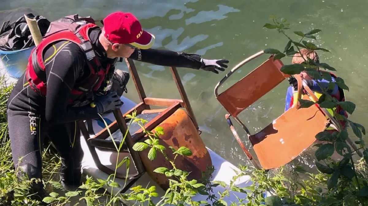 Unter anderem wurden Stühle und ein Einkaufswagen aus dem Rhein gefischt.