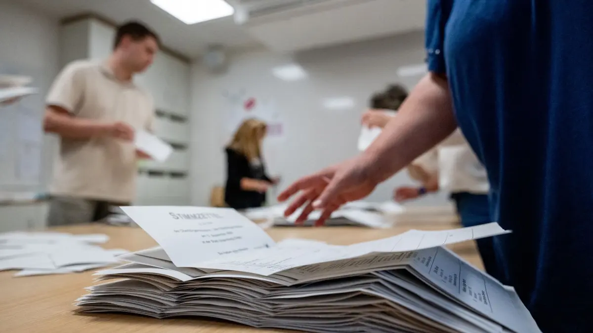 Kommunalwahl in Niedersachsen - Auszählung: 13.09.2026, Niedersachsen, Oldenburg: Wahlhelfer zählen in einem Wahllokal, das in einer Grundschule untergebracht ist, die Stimmzettel für die Kommunalwahl in Niedersachsen. In ganz Niedersachsen werden die Abgeordneten in den kommunalen Vertretungen wie den Kreistagen, Stadt- und Gemeinderäten, Samtgemeinderäten, Stadtbezirksräten sowie Ortsräten gewählt. Foto: Hauke-Christian Dittrich/dpa +++ dpa-Bildfunk +++