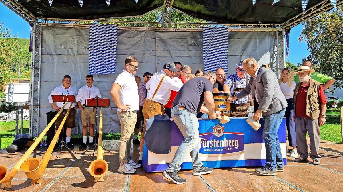 Bürgermeister Keller sticht im Beisein von Artur Welte von der Fürstenberg Brauerei sowie den Vereinsvertretern und Organisatoren das Fass mit zwei Schlägen an und eröffnet das erste Blumberger Oktoberfest mit einem zünftigen "O´zapft is".