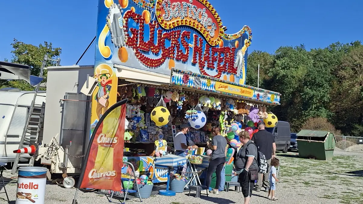 Traditionelle Stände und Fahrgeschäfte locken die Besucher in Scharen zum Rummel auf dem Weiler Festplatz.