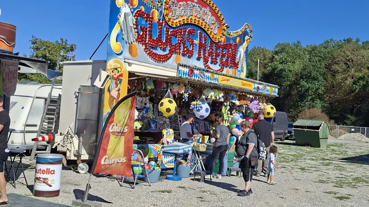 Traditionelle Stände und Fahrgeschäfte locken die Besucher in Scharen zum Rummel auf dem Weiler Festplatz.