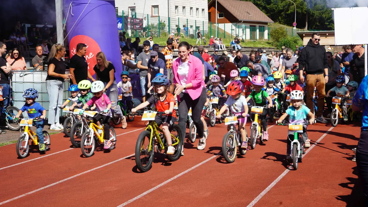 In vier Altersklassen startete die Laufrad-Trophy. Bei den jüngsten Nachwuchssportlern (im Bild) ab zwei Jahren durften sogar die Eltern die jungen Biker begleiten und anspornen. Laufräder waren allerdings relativ selten, die meisten hatten bereits kleine Fahrräder.