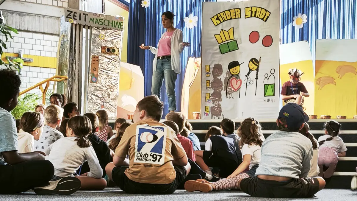 Drei Wochen lang gehörte die Kinderstadt in Waldachtal den Sechs- bis Zwölfjährigen. Unter dem Motto „Leben im Stamm“ konnten sie Gemeinschaft, Mitbestimmung und Verantwortung spielerisch erleben.