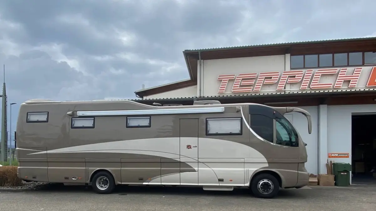 Ein Geschäftsbereich ist die Fertigung von Teppichen für die Wohnmobil- und Caravanbranche. Gerne produziert das Spezialisten-Team für Privatkunden auch individuelle Teppiche nach Maß.
