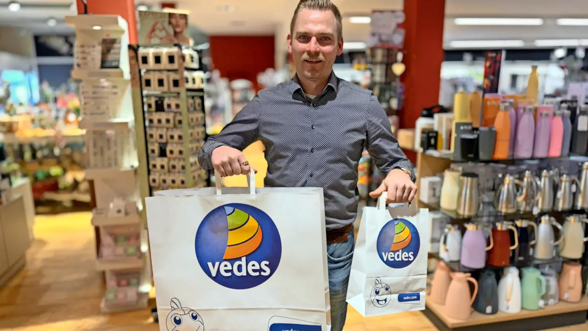 Das Geschäft Thedy gibt die Einkaufstüten kostenlos aus. Inhaber Lukas Werb sagt jedoch, dass inzwischen einige Kundinnen und Kunden ihre eigenen Taschen dabeihaben.