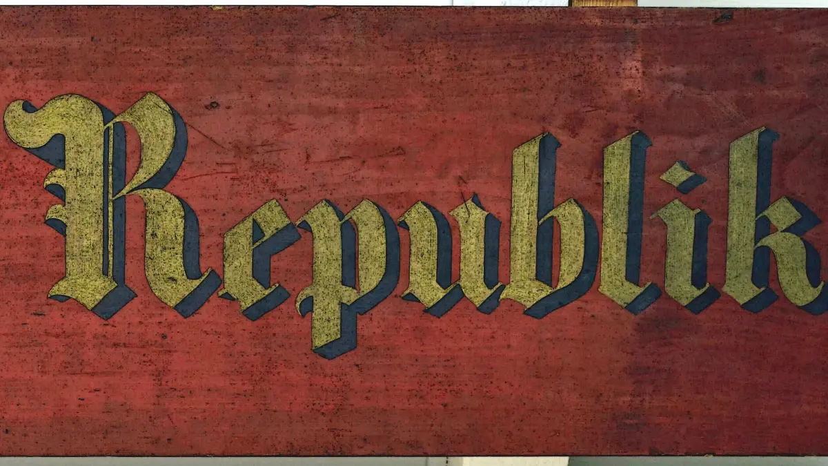 Holzschild mit der Aufschrift „Deutsche Republik“, vermutlich im Jahr 1848 im Zuge der Deutschen Revolution an einem Lörrach Amtsgebäude angebracht (Sammlung DLM, Sch 130)
