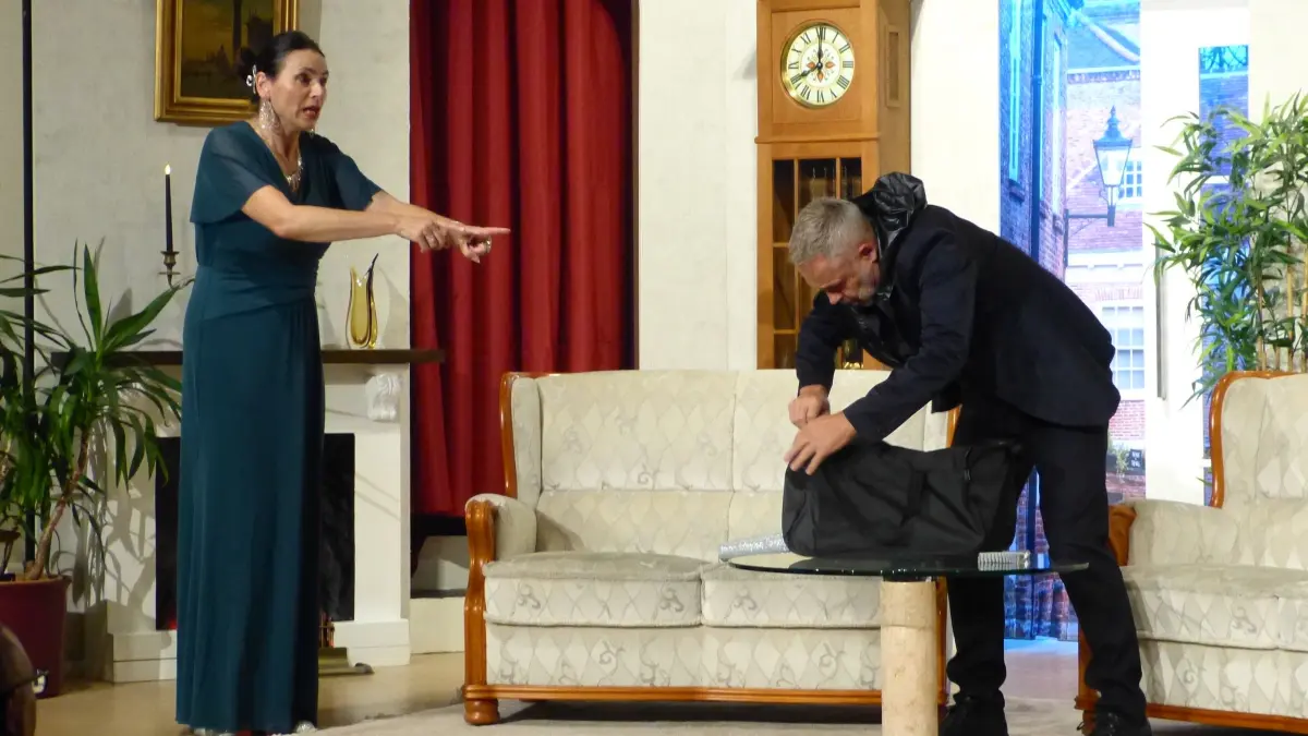 Die Spannung steigt. Der Einbrecher Ben (Harald Nowotny) durchsucht, obwohl er von Kate (Anja Friedel) erwischt wurde, die Taschen. Die Premiere des neuen Stücks des Ensembles „miniMix“ kam beim Publikum bestens an.