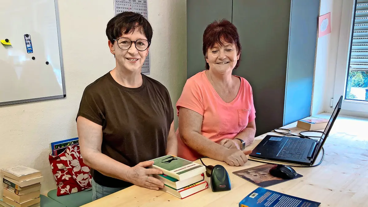 Elke Lehmann (links) und Claudia Gißler gehören zum Team der Bücherei in Friesenheim – und haben über die Sommerferien alle Hände voll zu tun.