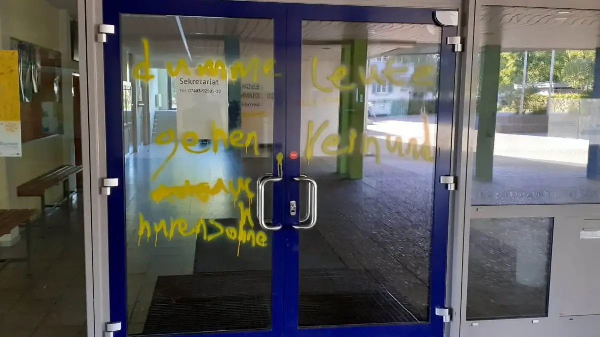 Auch die Türen sind beschmiert.
