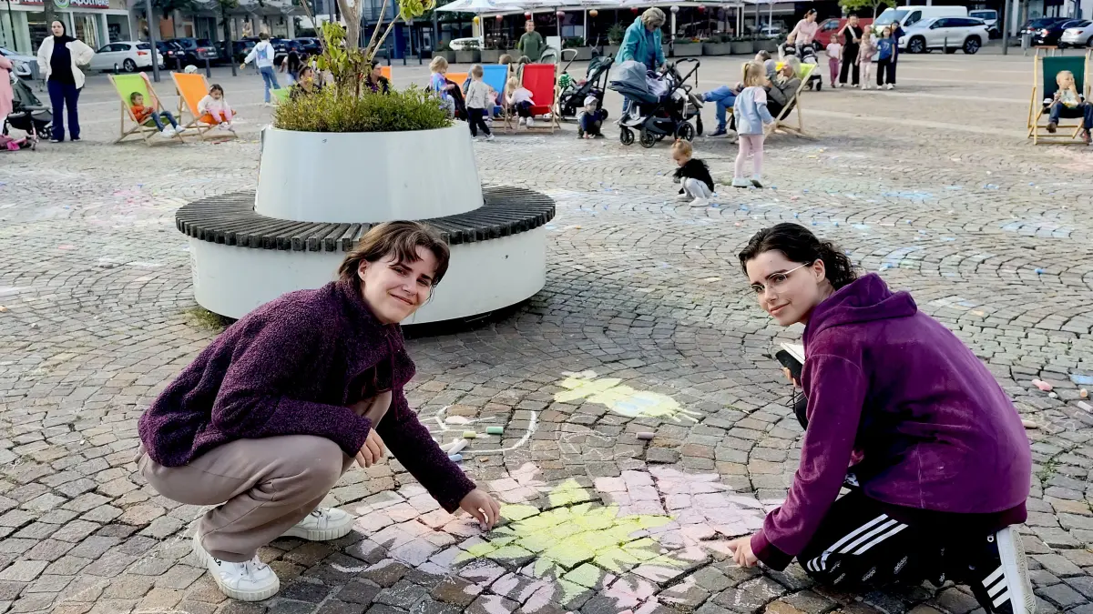 Zum vollen Erfolg wurde die zweite Auflage des Straßenkreidefestes auf dem Rudolf-Maschke-Platz. Neben vielen kleinen waren auch schon erwachsene Künstler, wie hier die Zwillinge Melanie und Alina Brumhardt mit Begeisterung am Werk.