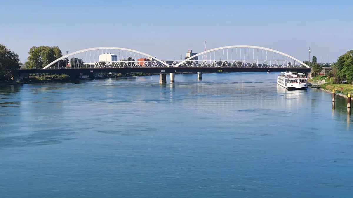 Eindrücke aus der alten Heimat verarbeitet Rolf Killius in seiner Installation, hier die Rheinbrücke in Kehl.