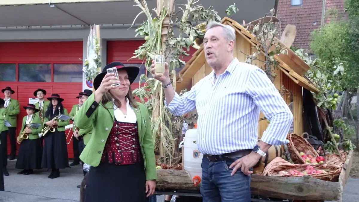 Ortsvorsteher Klaus Jetter und Vorsitzende Vivien Fritz haben den Mostbesen eröffnet.