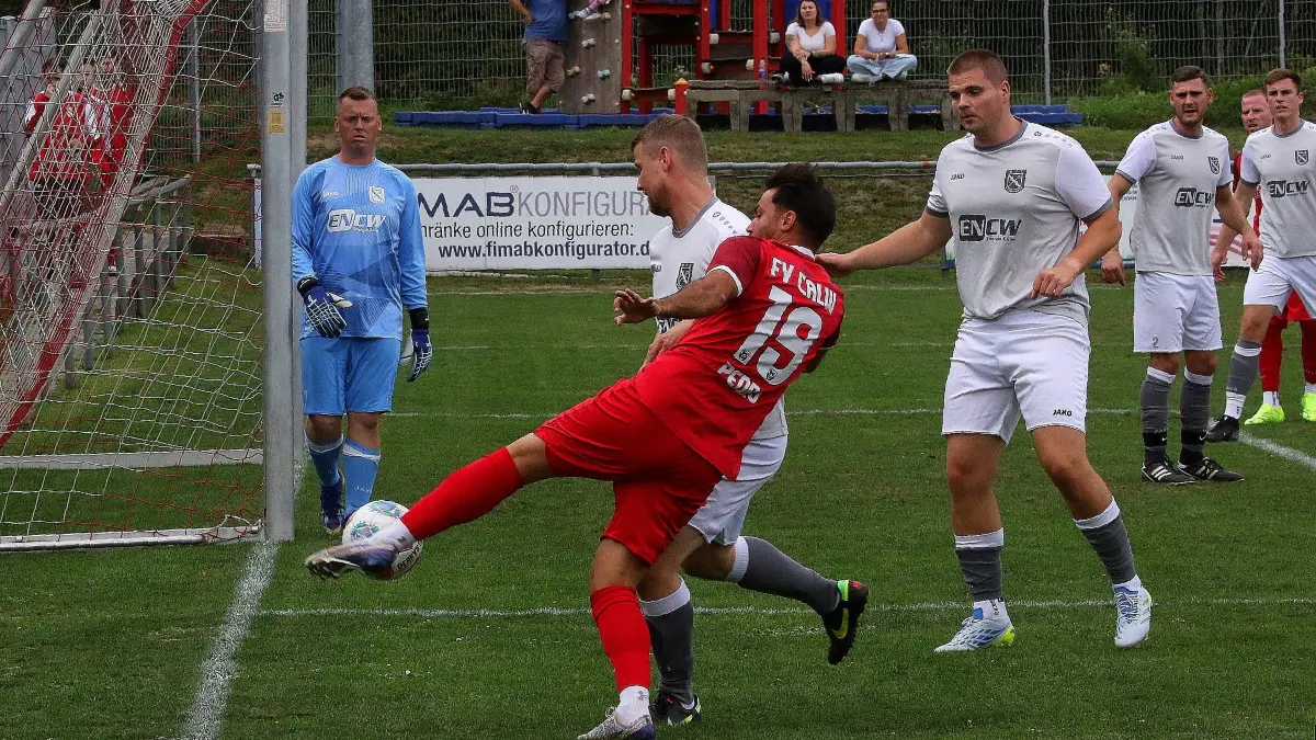 Dominik Pedro vom FV Calw versucht alles, doch am Ende reichte es im Derby gegen Stammheim nicht.