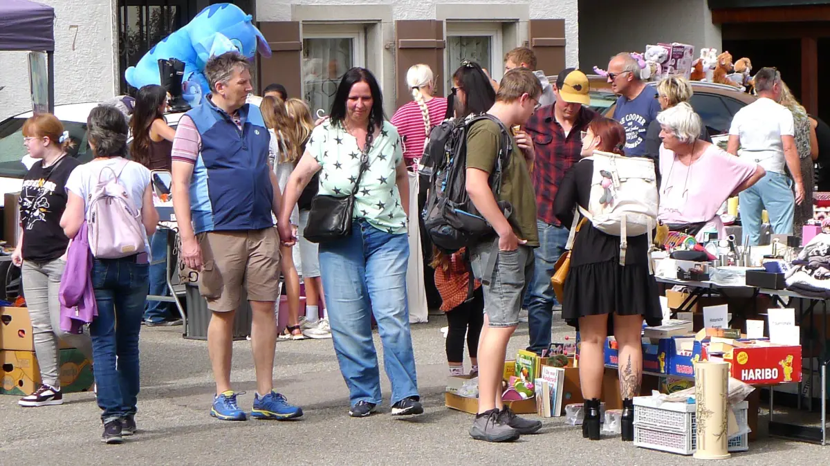 In der Spitalgasse lockte am dritten Verkaufssonntag des HGV an knapp 30 Ständen wieder ein Flohmarkt die Besucher an.