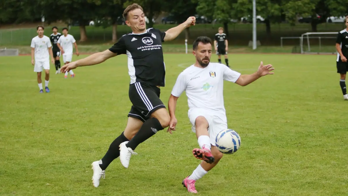 Der VfR Sulz (in Weiß) musste sich den SF Gechingen mit 1:3 geschlagen geben.