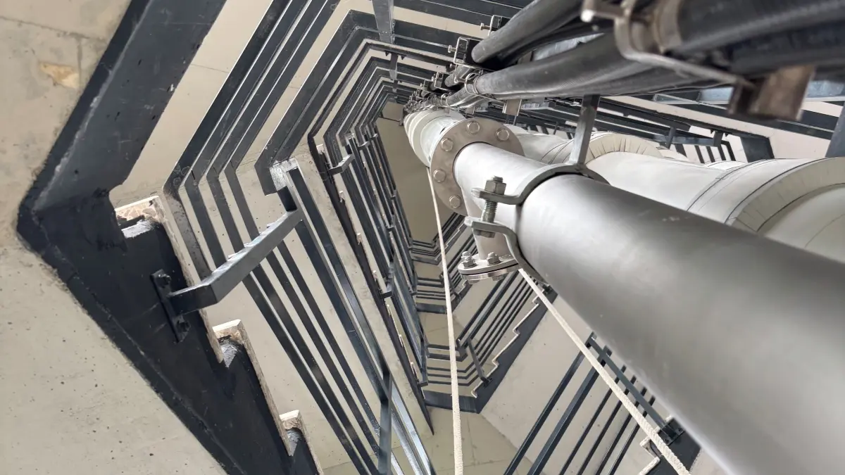 Wenn dieses Bild nicht beim Beitrag über den Wasserturm stehen würde, hätte man es zuordnen können? Es ist die Treppenanlage, die steil und fast unendlich nach oben führt.