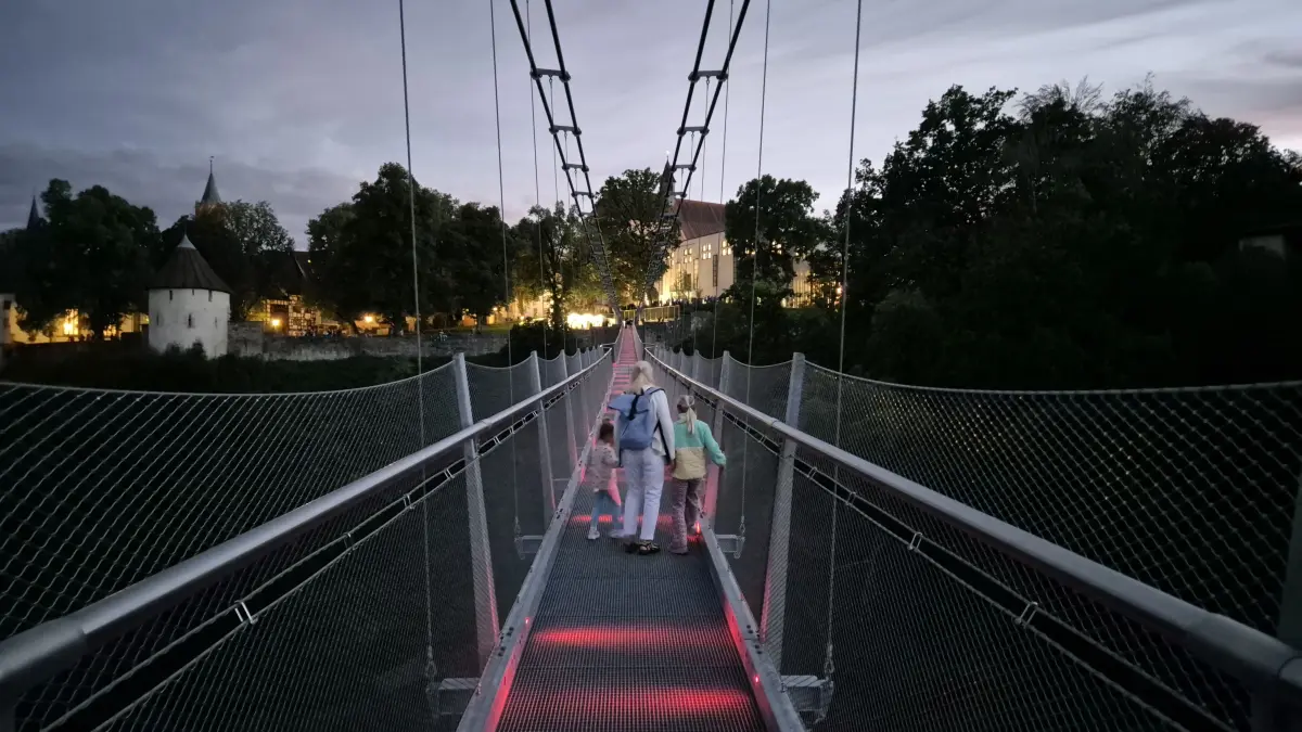 Hängebrücke Neckarline in Rottweil bei Nacht