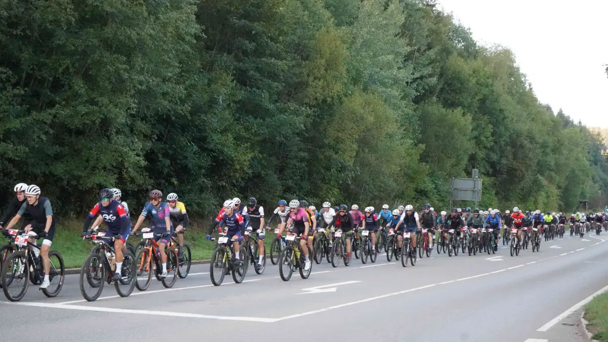 Als erster Wettkampf am Sonntag startete der Rothaus-Cup über 94 Kilometer. Bei der ersten Etappe auf dem Weg zur Linacher Staumauer fuhren die Biker zuerst auch über die Südtangente, bevor es auf den Bahndamm ging.