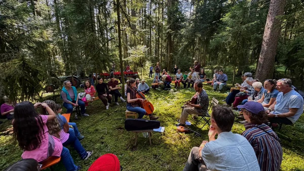 Bierbänke auf dem Moos, ein Traktor als Bar: Margaux Monnois und Baptiste Renou spielen als Duo Anam irische Weisen auf der Lichtung im Wald bei Rötenberg.