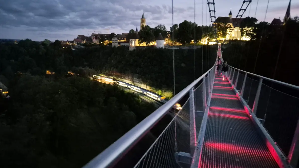 Hängebrücke Neckarline in Rottweil bei Nacht