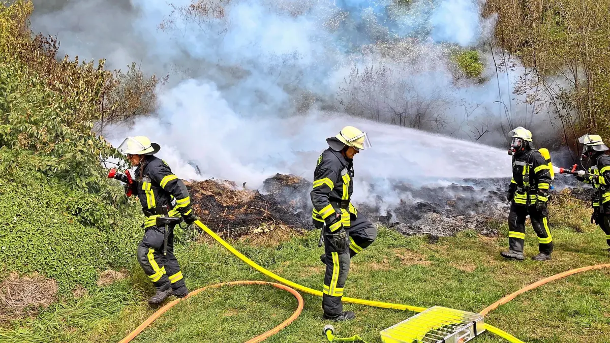 Auf dem Campingplatz am Kirnbergsee muss die Feuerwehr am Sonntag in der Nähe des Waldrandes ein Feuer bekämpfen.