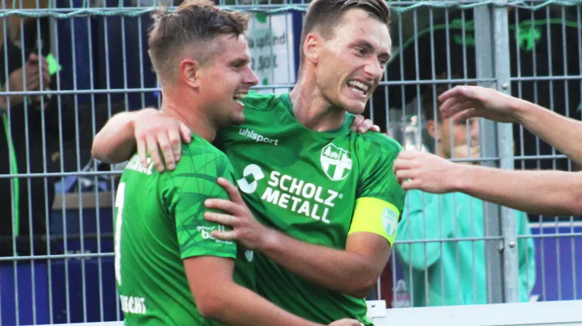 Dennis Kleiser (rechts) bejubelt den Siegtreffer.