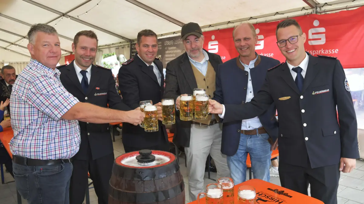 Ein weiterer Meilenstein in der Gemeinde ist geschafft: beim Feuerwehrfest in Willingen stießen am Sonntag (von links) Ortsvorsteher Andreas Muschal, stellvertretender Abteilungskommandant Alexander Selig, Gesamtkommandant Daniel Bettinger, Architekt Bernd Mattern, Bürgermeister Thomas Albrecht und Abteilungskommandant Tobias Bucher auf die Fertigstellung des Anbaus an das Feuerwehrhaus an.